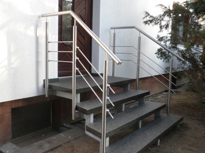 Bild-Nr.AF.18: Freitragende verzinkte Stahltreppe  mit einem Edelstahlgeländer und 60mm geflammte Granitstufen "Nero Impalla" von EDELSTAHL NATURSTEIN DESIGN, Berlin-Schönefeld