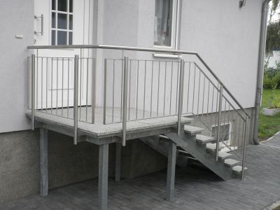 Bild-Nr.AF.17: Freitragende verzinkte Aussentreppe mit Granitstufen und einem Treppengeländer aus Edelstahl von EDELSTAHL NATURSTEIN DESIGN, Berlin-Schönefeld