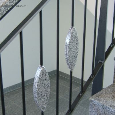 Bild-Nr.GZ.4: Treppengeländer mit Zierstab aus Granit / Stahl passend zum Fußboden.