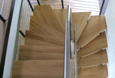 Bild-Nr.IE.6: Innentreppe: Zweiholmtreppen mit Eiche Massivholzstufen incl. Edelstahl-/ Stahlgeländer