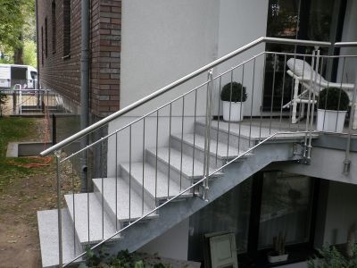 Bild-Nr.AB.5: Freitragende verzinkte Stahltreppe in Berlin. Treppenbelag und Setzstufen aus Granit "Pandang Christall" incl. Edelstahlgeländer.