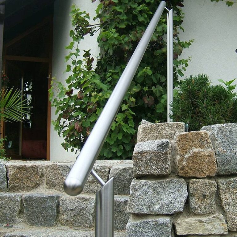 Bild-Nr.GH.1: Handlauf aus Edelstahl im Garten.