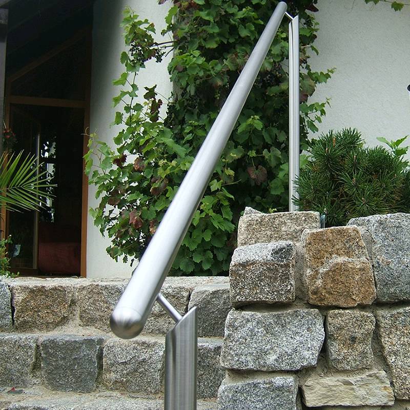 Bild-Nr.GH.1: Handlauf aus Edelstahl im Garten.