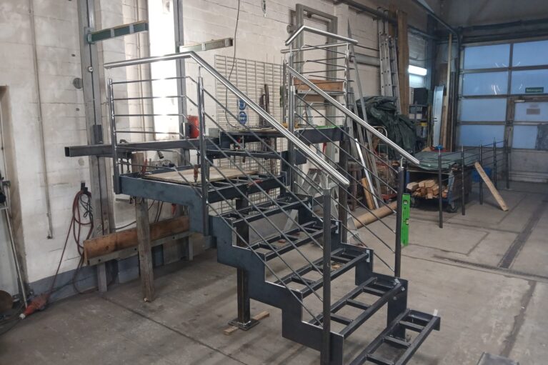 edelstahl-naturstein-design-kilian-ruback-werkstat-rohbau-treppe-02